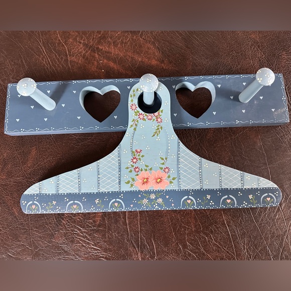 Decorative handmade Wood Peg Plaque with Hanger - Picture 2 of 3